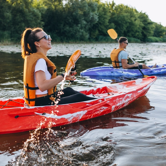 Sports nautiques sur les lacs et rivières